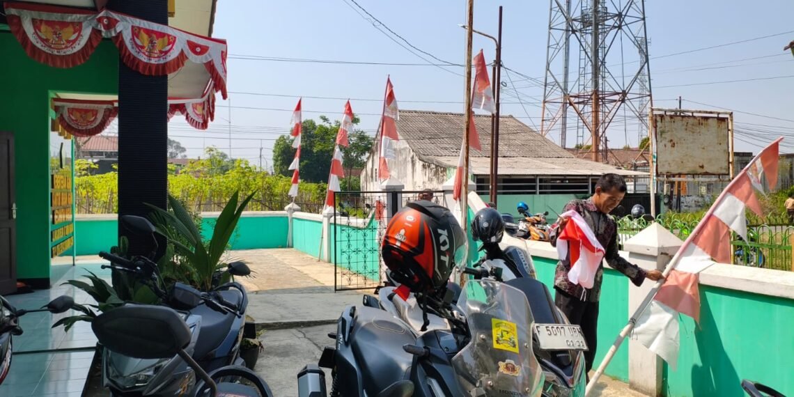 Sambut HUT Ke-81 RI, Pegawai KUA Nagrak Semarakkan Kantor dengan Bendera Merah Putih dan Atribut Kemerdekaan