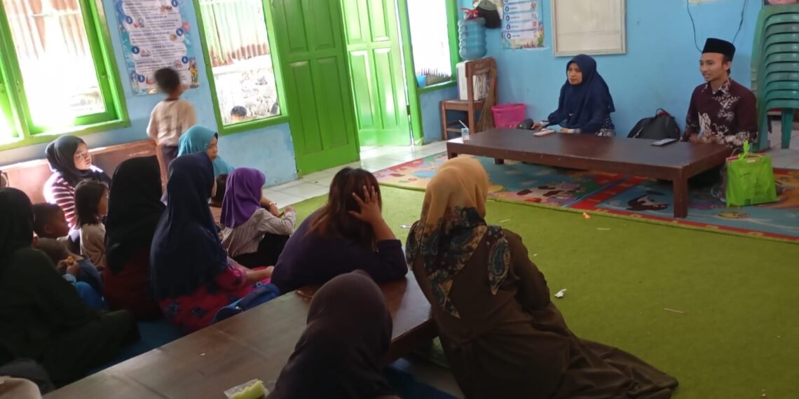 Penyuluh Agama KUA Sukalarang Luruskan Mitos Bulan Safar kepada Orang Tua Siswa PAUD Sedap Malam