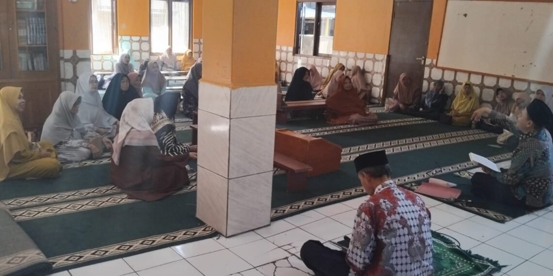 Penyuluh Agama KUA Cisaat Sosialisasikan Kalibrasi Arah Kiblat di MT Ta’limul Qur’an