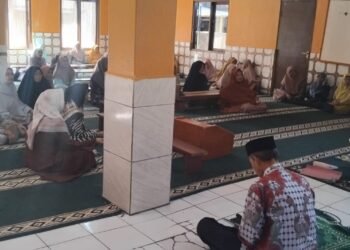 Penyuluh Agama KUA Cisaat Sosialisasikan Kalibrasi Arah Kiblat di MT Ta’limul Qur’an