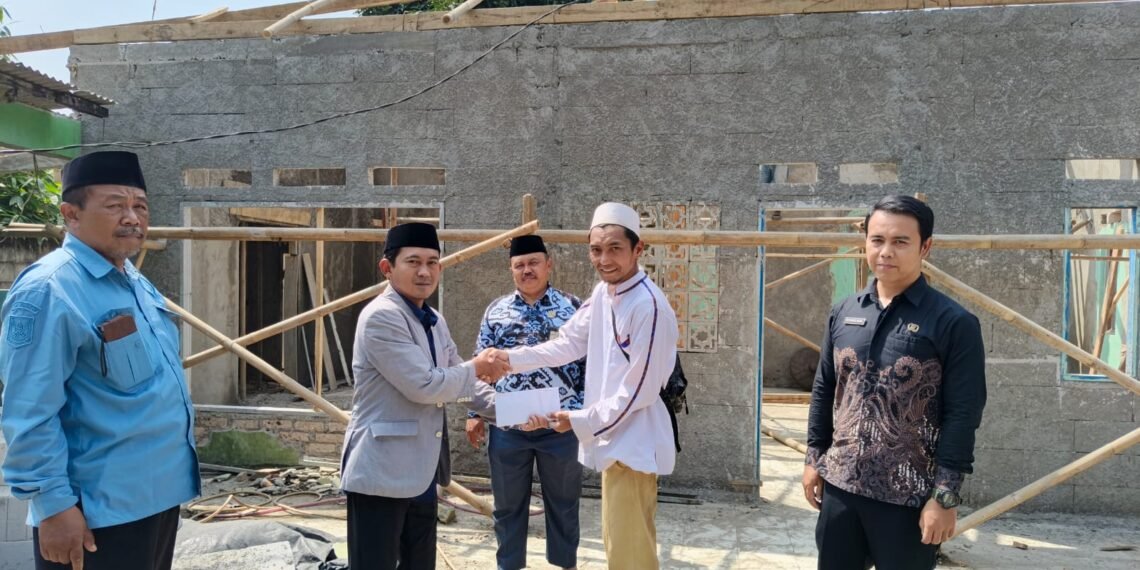 Kepala KUA Ciambar Salurkan Donasi Pegawai untuk Pembangunan Musala Al-Ikhlas