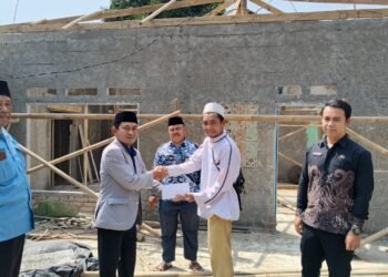 Kepala KUA Ciambar Salurkan Donasi Pegawai untuk Pembangunan Musala Al-Ikhlas