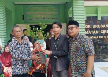 Dukung Program Pepeling, Calon Pengantin KUA Cireunghas Serahkan Bibit Pohon