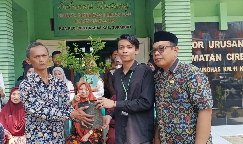 Dukung Program Pepeling, Calon Pengantin KUA Cireunghas Serahkan Bibit Pohon