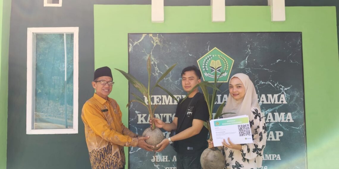 Awali Rumah Tangga dengan Menanam Harapan, Calon Pengantin KUA Ciracap Serahkan Bibit Pohon Kelapa