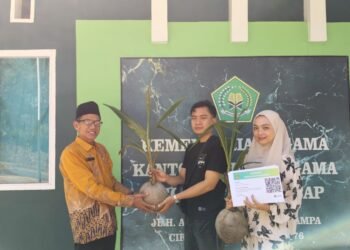 Awali Rumah Tangga dengan Menanam Harapan, Calon Pengantin KUA Ciracap Serahkan Bibit Pohon Kelapa