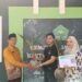 Awali Rumah Tangga dengan Menanam Harapan, Calon Pengantin KUA Ciracap Serahkan Bibit Pohon Kelapa