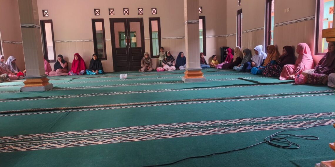 Penyuluh Agama KUA Lengkong Sampaikan Pentingnya Persatuan dan Persaudaraan di MT Baiturrahim