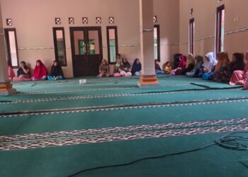 Penyuluh Agama KUA Lengkong Sampaikan Pentingnya Persatuan dan Persaudaraan di MT Baiturrahim