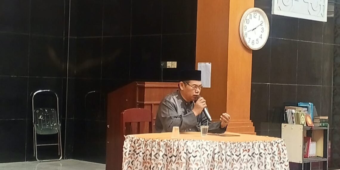 Kepala KUA Sukalarang Kaji Kitab Kuning dan Sosialisasikan GEBER Masjid kepada Jamaah