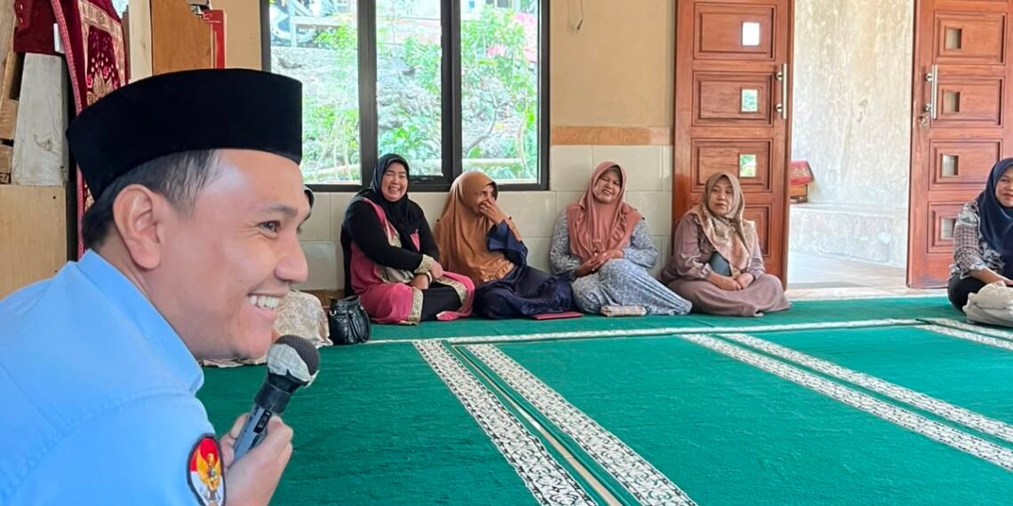 Penyuluh KUA Nyalindung Sampaikan Materi Ketahanan Keluarga dan Sosialisasikan GEBER Masjid