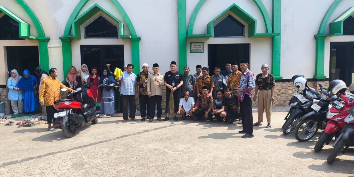 Penyuluh KUA Cisaat Sosialisasikan GEBER Masjid dan Serahkan Dokumen Legalitas Masjid Al Manshurin