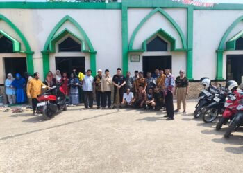 Penyuluh KUA Cisaat Sosialisasikan GEBER Masjid dan Serahkan Dokumen Legalitas Masjid Al Manshurin