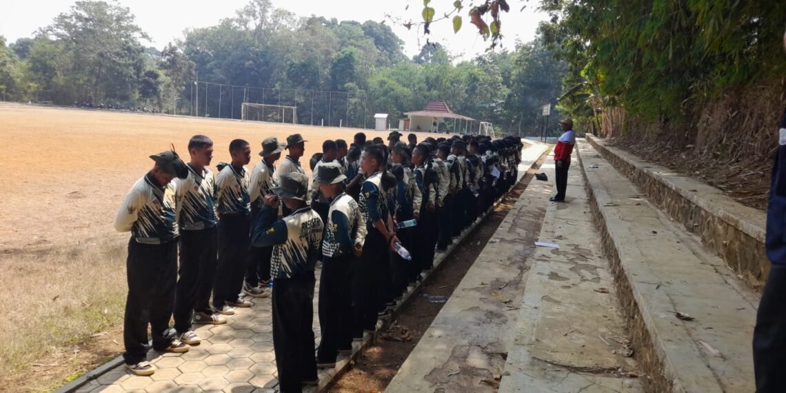 Kepala KUA Jampangkulon Beri Pembinaan Paskibra, Tanamkan Nilai Kesiapan, Kesetiaan, dan Kesabaran
