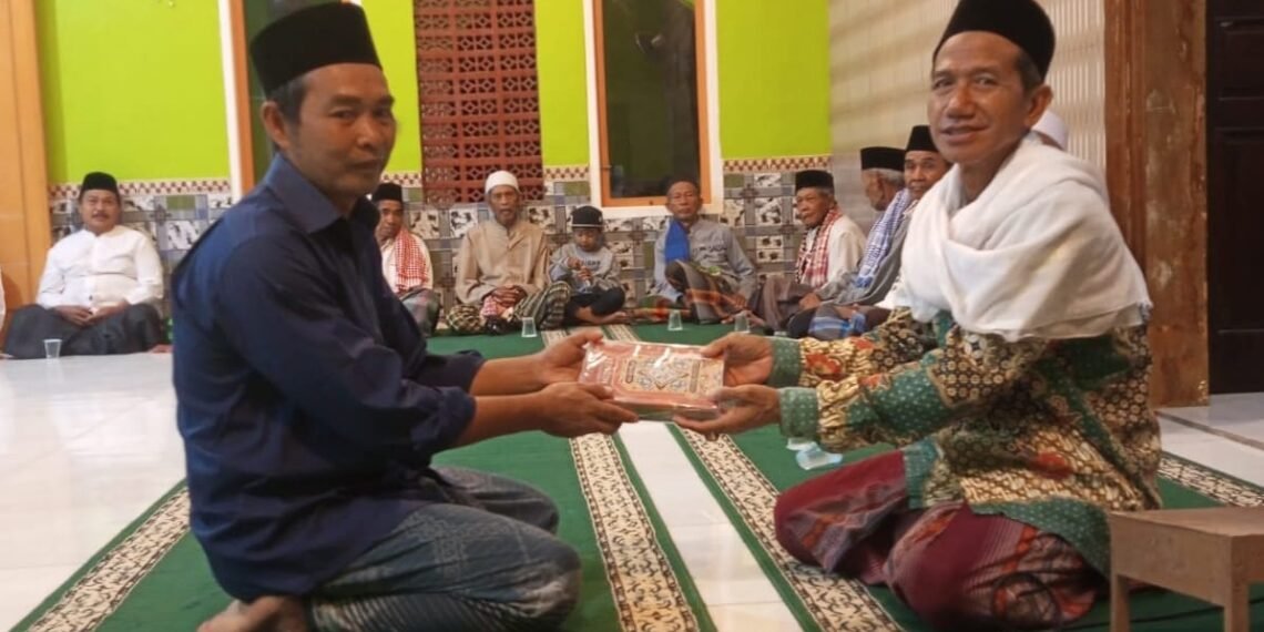 KUA Ciracap Salurkan Wakaf Al-Qur’an Berseri 30 Juz kepada Tiga Majelis Taklim