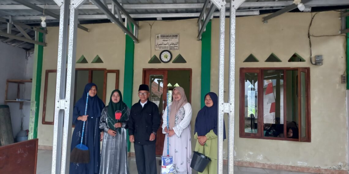 Penyuluh KUA Cikidang Salurkan Alat Kebersihan Jelang GEBER MAS