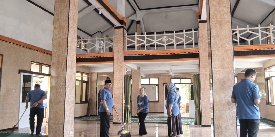 KUA Lengkong Laksanakan GEBER MASJID di Masjid Besar Al Falah