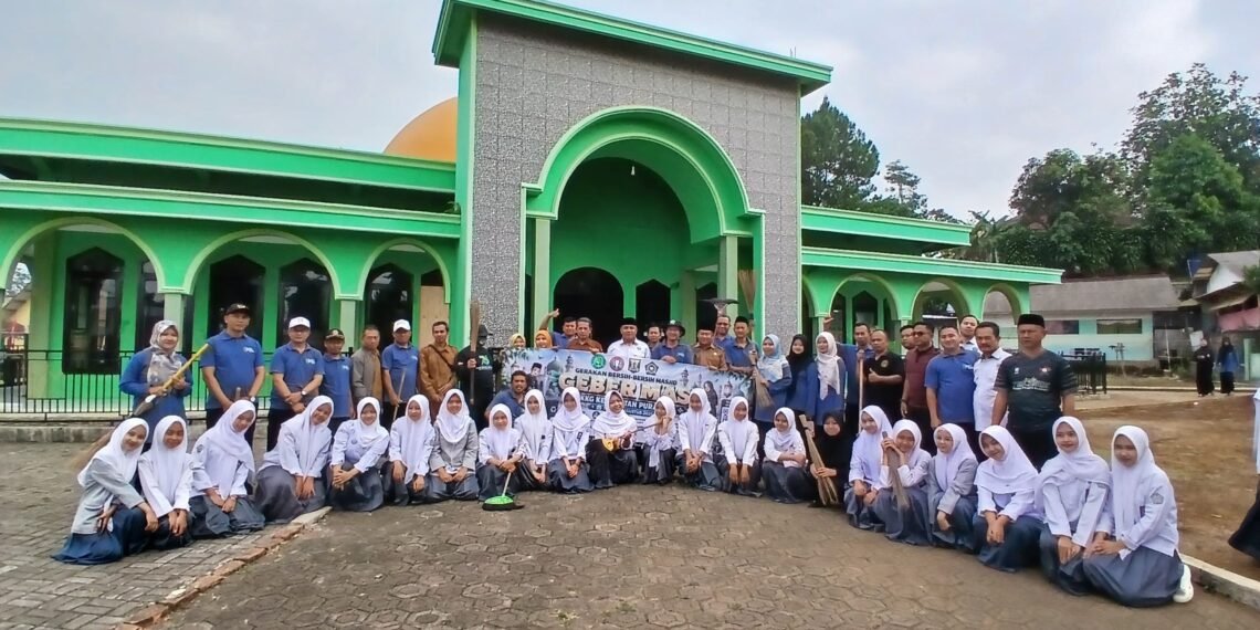 KUA Purabaya Bersama DKM dan Masyarakat Laksanakan GEBER MAS di Masjid Baiturrahman