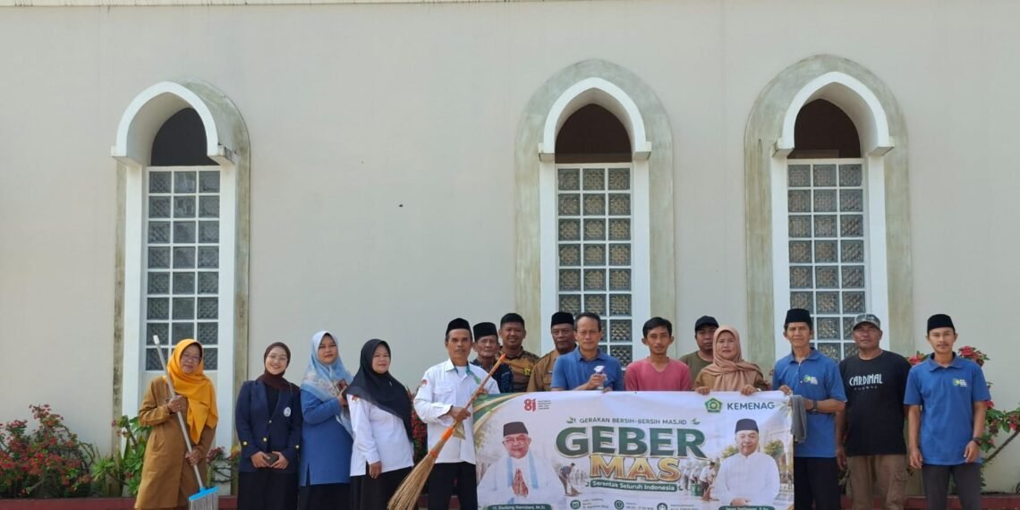 KUA Cibitung Bersama Kecamatan dan DKM Laksanakan GEBER MAS di Masjid Al-Wahidi
