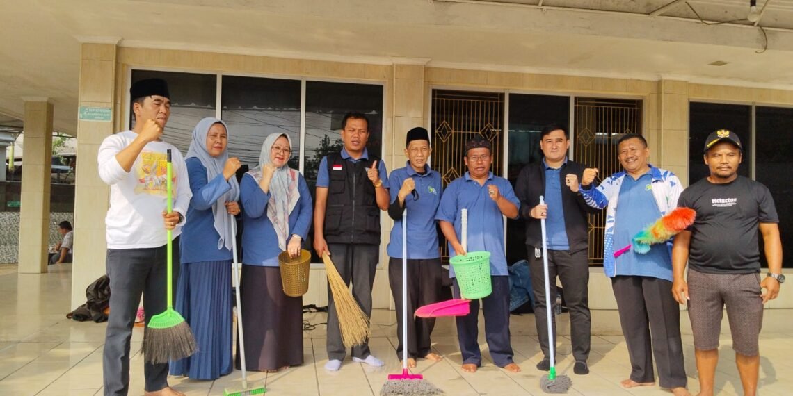 KUA Parungkuda Bersama Masyarakat Laksanakan GEBER MASJID di Masjid Al-Hikmah