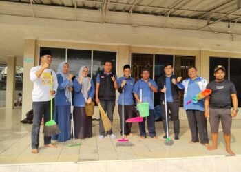 KUA Parungkuda Bersama Masyarakat Laksanakan GEBER MASJID di Masjid Al-Hikmah