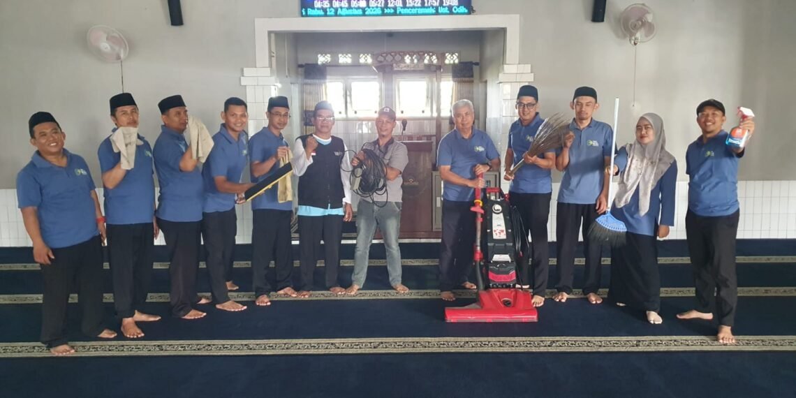 KUA Kalapanunggal Bersama DKM Laksanakan GEBER MAS di Masjid Besar Nuurul Bayan