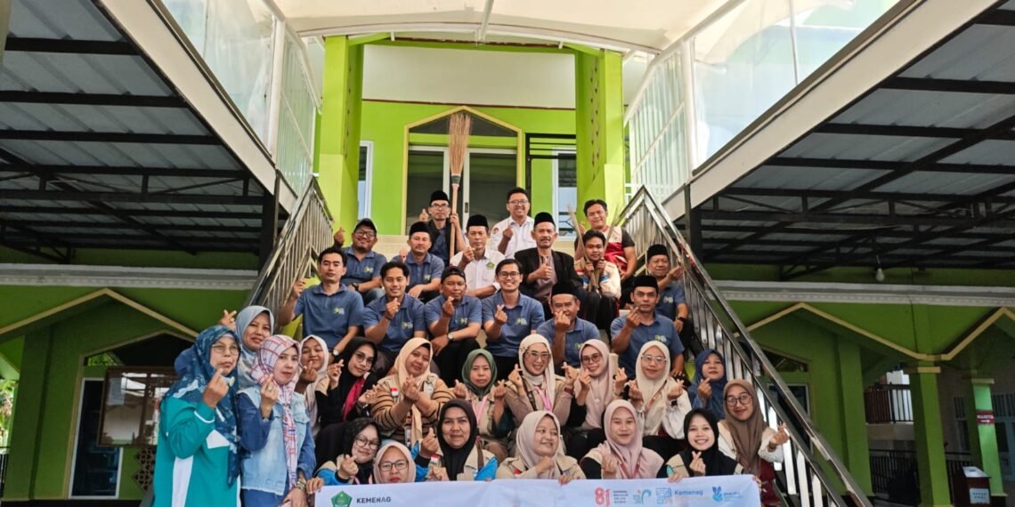 KUA Jampangtengah Kolaborasi dengan Mahasiswa UMN Laksanakan GEBER MAS di Tiga Masjid