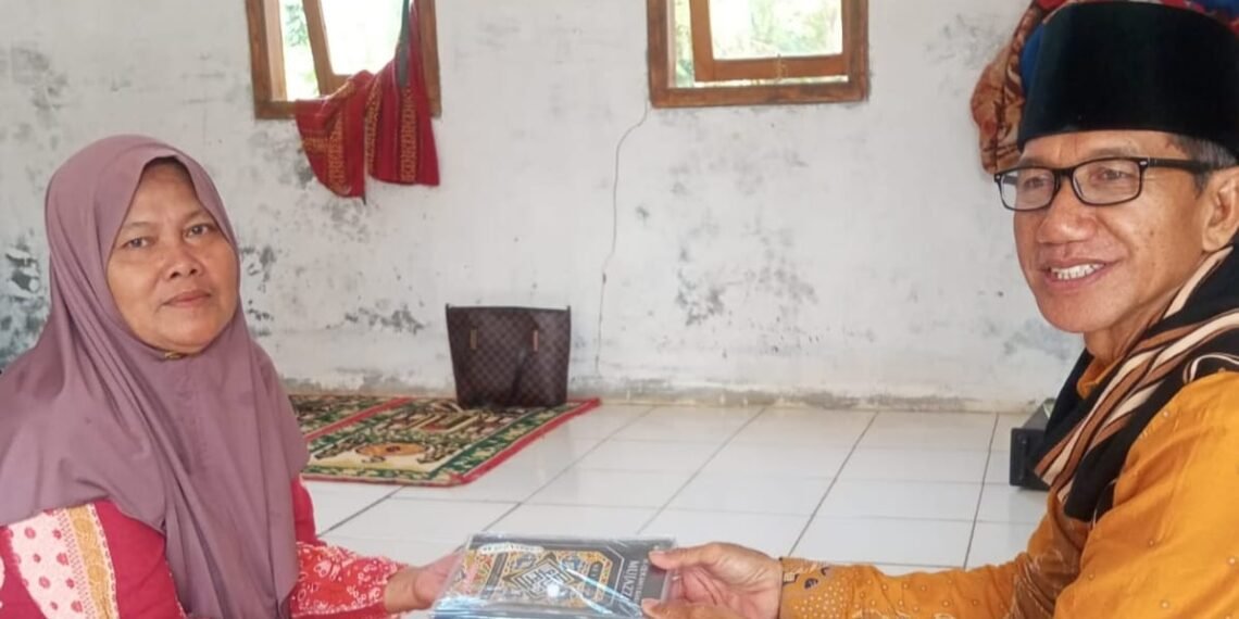 Penghulu KUA Ciracap Salurkan Wakaf Al-Qur’an Berseri 30 Juz kepada MT Al-Hikmat