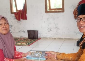 Penghulu KUA Ciracap Salurkan Wakaf Al-Qur’an Berseri 30 Juz kepada MT Al-Hikmat