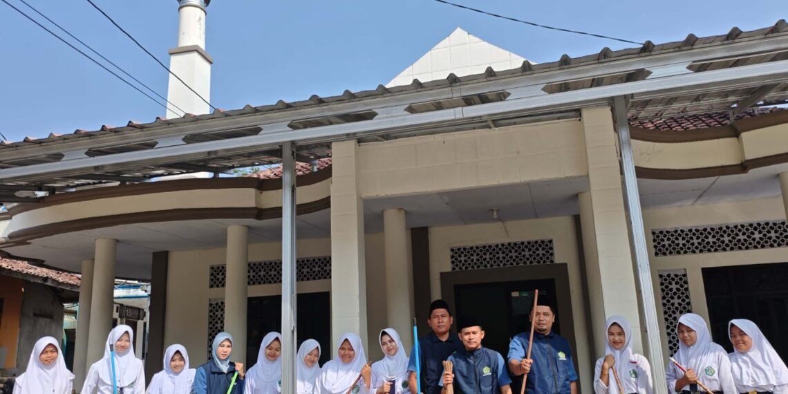 KUA Kalibunder Bersinergi dengan OSIS MTs Nurul Islam Sukseskan GEBER MASJID