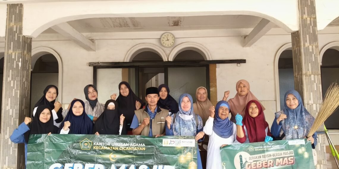 KUA Cicantayan Laksanakan GEBER MAS di Masjid Abdurrohim, Masjid Bersejarah di Cicantayan