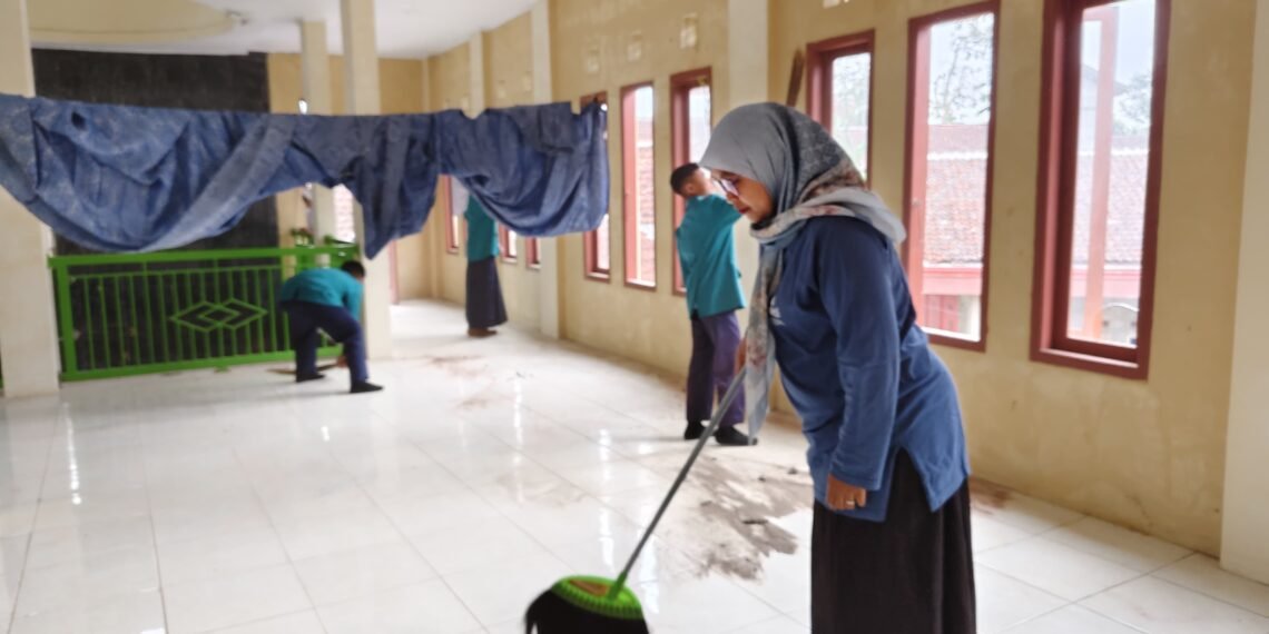 Penyuluh KUA Lengkong Bersama Masyarakat Laksanakan GEBER MASJID di Masjid Nurul Hidayah