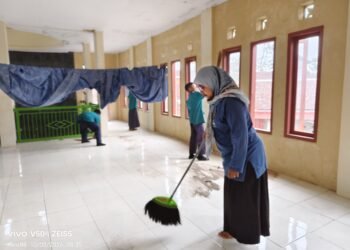 Penyuluh KUA Lengkong Bersama Masyarakat Laksanakan GEBER MASJID di Masjid Nurul Hidayah