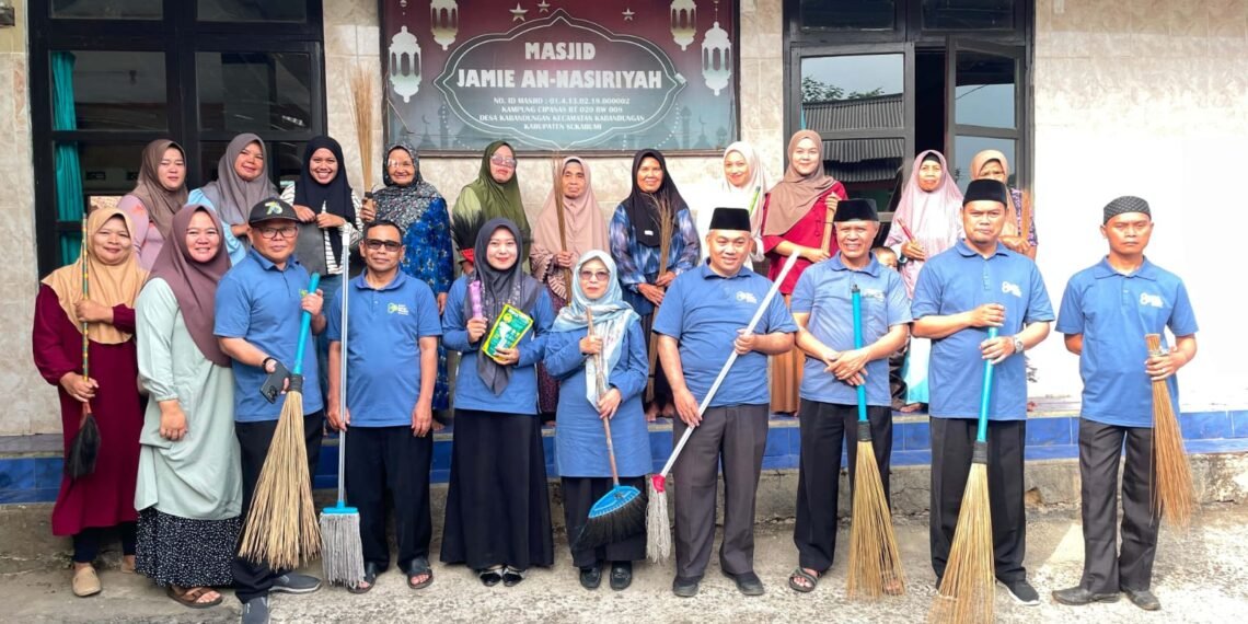 Sukseskan GEBER MASJID, KUA Kabandungan Bersama Jamaah Bersihkan Masjid Jami Annasiryah