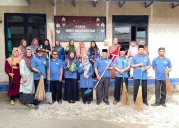 Sukseskan GEBER MASJID, KUA Kabandungan Bersama Jamaah Bersihkan Masjid Jami Annasiryah