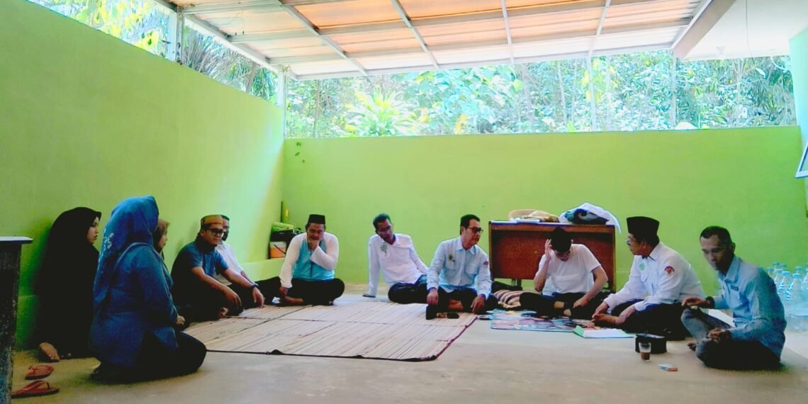 Perkuat Persiapan Sujud Syukur HUT ke-81 RI, Pegawai KUA Surade Gelar Rapat Koordinasi