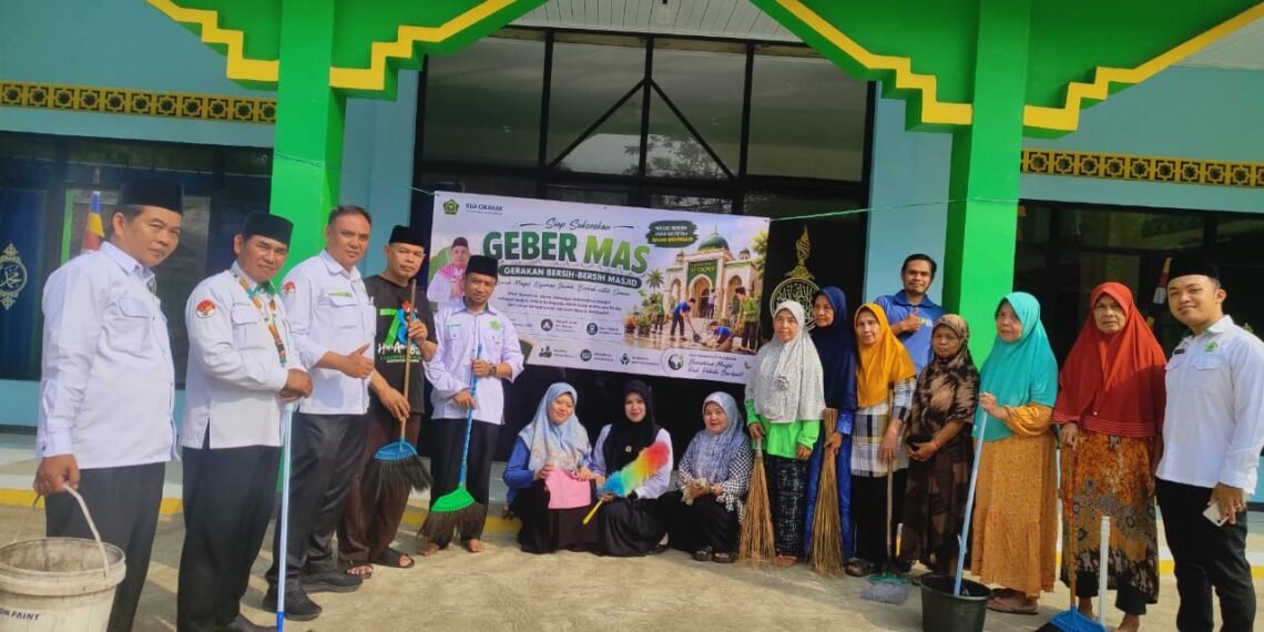 KUA Cikakak Bersama Masyarakat Laksanakan GEBER MASJID di Masjid At-Taqwa