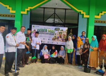 KUA Cikakak Bersama Masyarakat Laksanakan GEBER MASJID di Masjid At-Taqwa