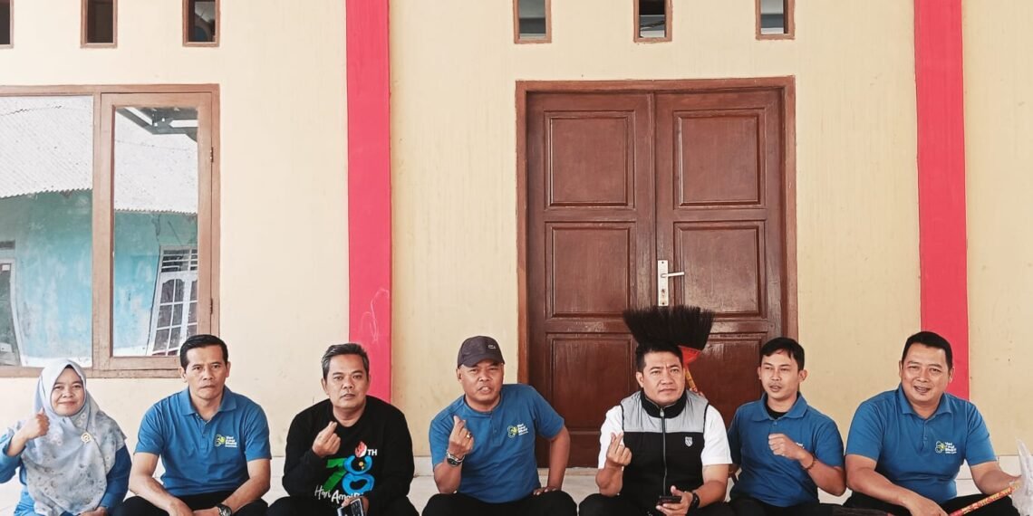 KUA Cimanggu Bersama Masyarakat Laksanakan GEBER MASJID di Masjid Nurul Insan
