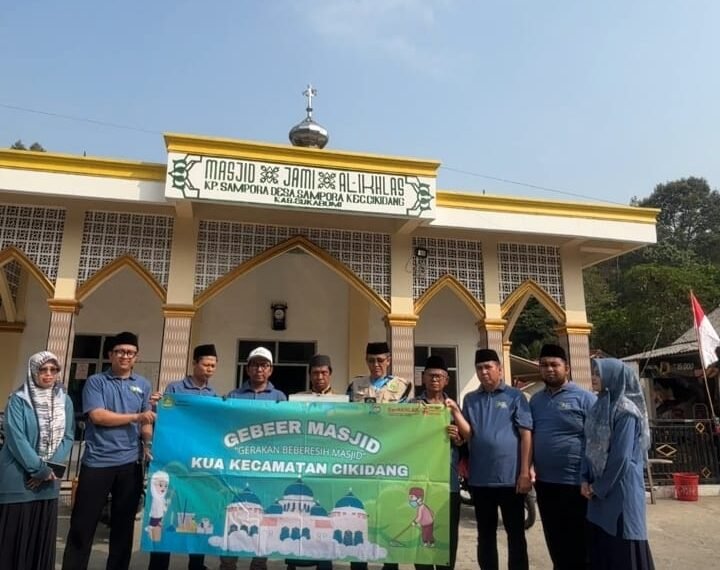 GEBER Masjid Serentak, KUA Cikidang Bersama DKM Al-Ikhlas Bersihkan Masjid dan Perkuat Kepedulian Wakaf