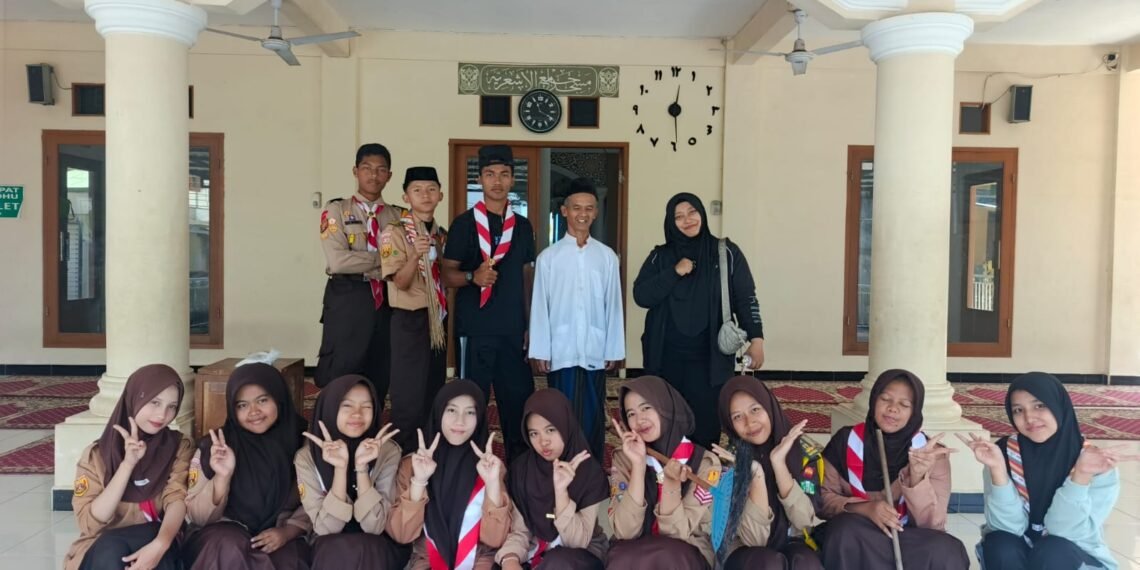 KUA Caringin Bersama DKM dan MA Az-Zain Laksanakan Gerakan Bersih-Bersih Masjid