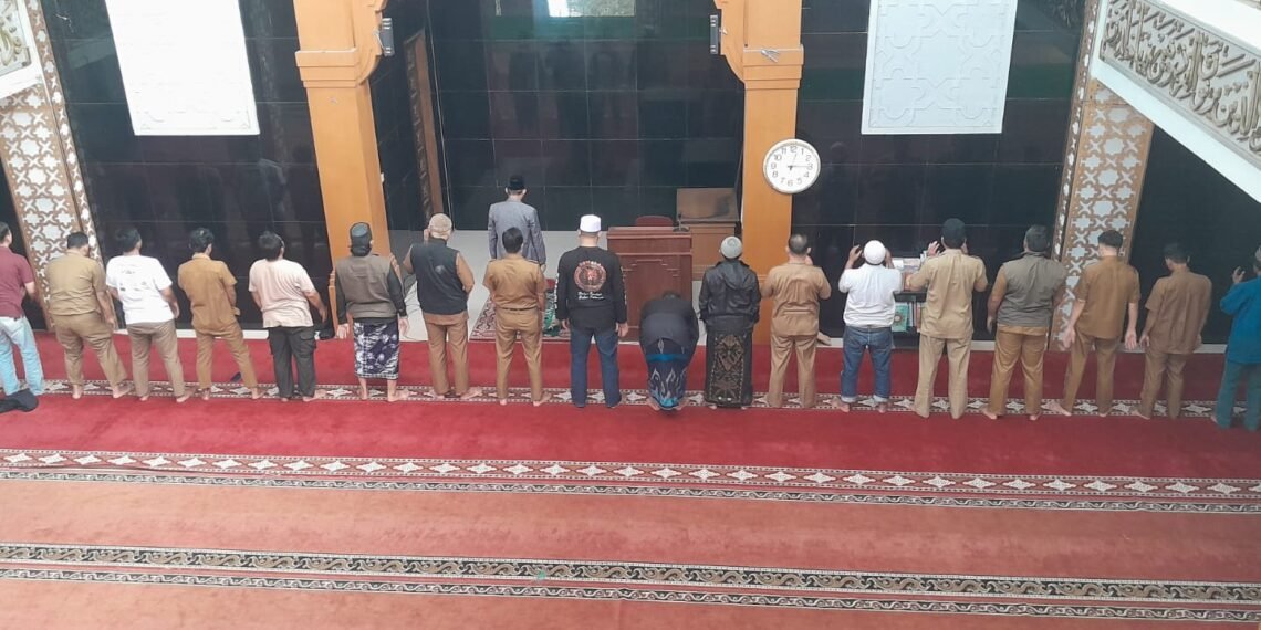 Penyuluh KUA Sukalarang Aktif Makmurkan Masjid melalui Imam Shalat Berjamaah