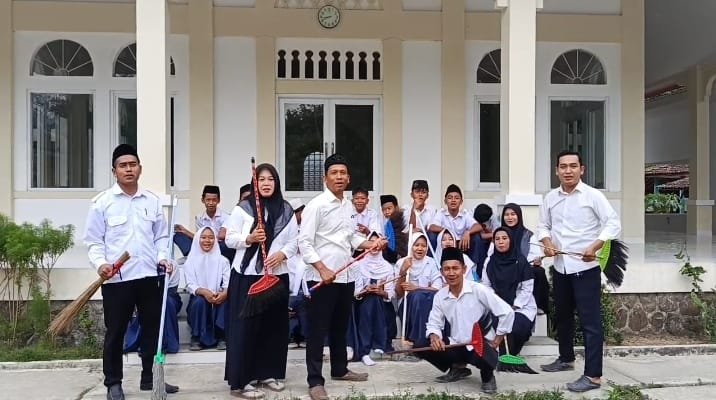 Guru dan Siswa MTs Al-Manshuriyah Bantarpanjang Turut Sukseskan GEBER MAS di Masjid Al-Amanah