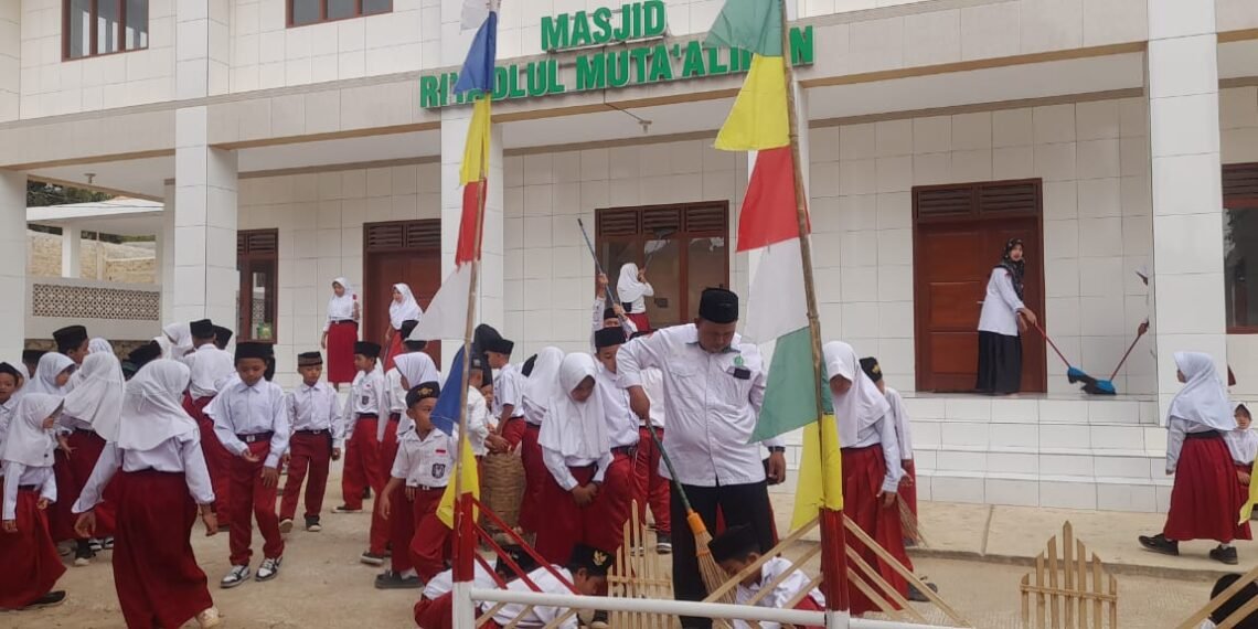KUA Ciracap Dorong GEBER MAS sebagai Edukasi Karakter, MI Cikaramat Ajak Siswa Rawat Masjid