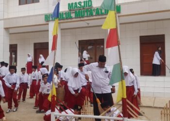 KUA Ciracap Dorong GEBER MAS sebagai Edukasi Karakter, MI Cikaramat Ajak Siswa Rawat Masjid