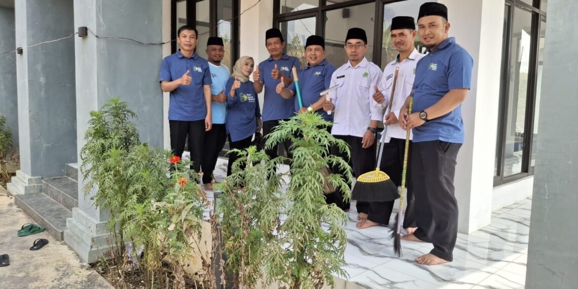 Pegawai KUA Lengkong Bersama-Sama Laksanakan GEBER MAS di Masjid Al Barokah