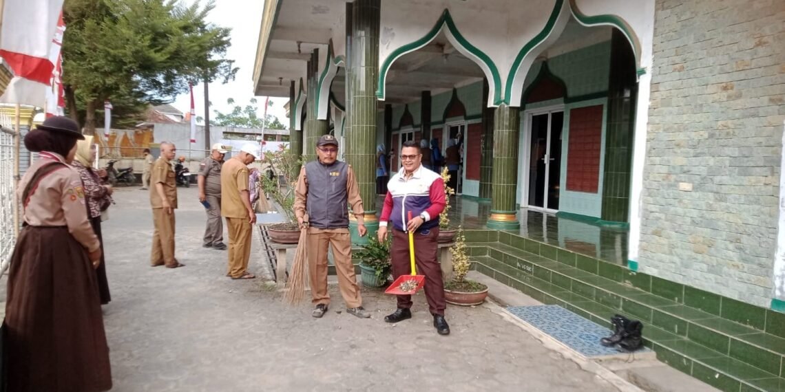 Pegawai Kecamatan Ciracap Bergerak Usai Apel, Dukung GEBER MAS di Masjid Besar R. Natadipura