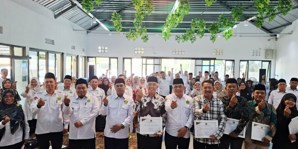 Kepala Kemenag Kab. Sukabumi Tekankan Pengelolaan Karier dan Kompetensi ASN saat Lepas Pengawas Purnatugas