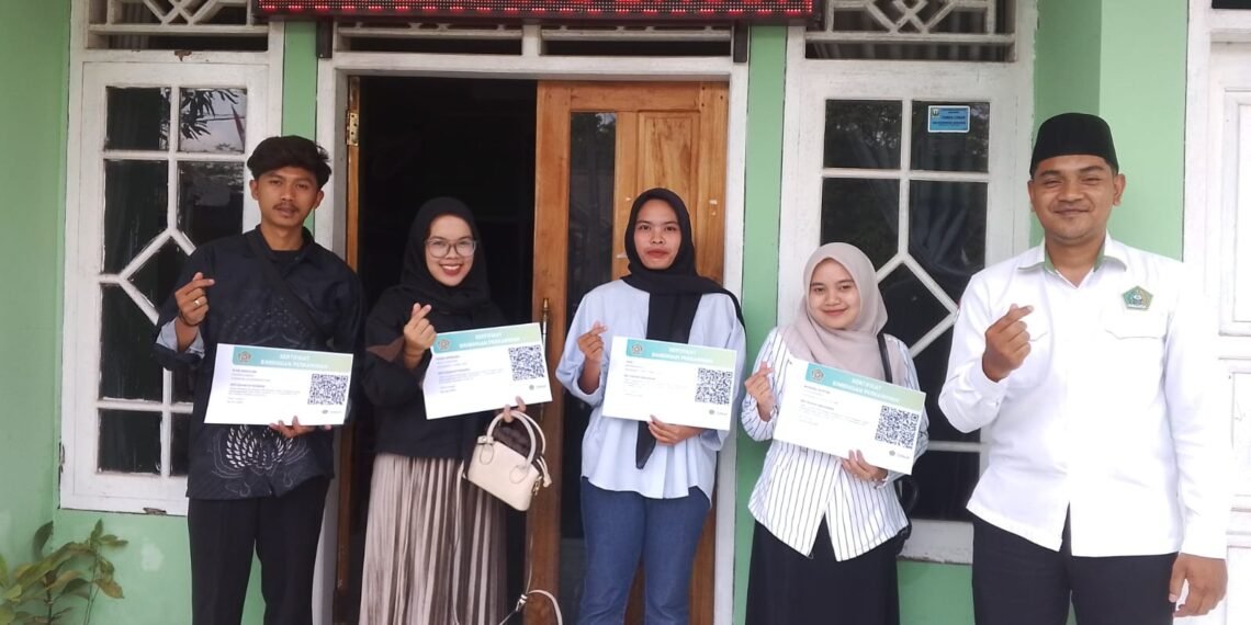 Usai Tuntaskan Bimwin, Calon Pengantin KUA Cidadap Terima Sertifikat Bimwin