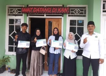 Usai Tuntaskan Bimwin, Calon Pengantin KUA Cidadap Terima Sertifikat Bimwin